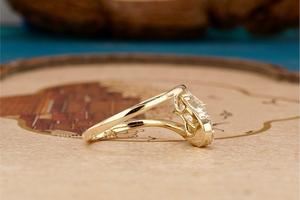 Bague en diamant à coupe radiant et angle incurvé, élégante pour femme, design sculpté moderne avec éclat brillant, parfaite pour le quotidien - Product Image 4