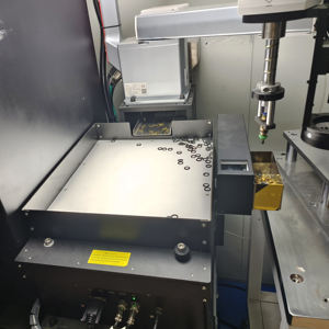 Alimentateur robotisé universel à 3 axes à configuration rapide et guidé par vision, alimentateur vibrant flexible pour le chargement robotisé des pièces en plastique - Product Image 4