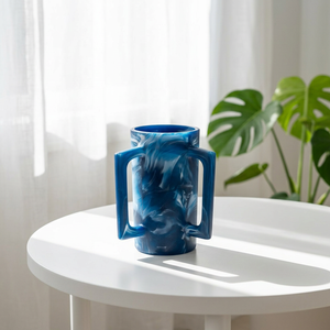 Pichet à vin en résine marbrée bleue, moderne, compatible lave-vaisselle, distributeur de boissons écologique, avec deux poignées, pour la décoration de table de fête - Product Image 1