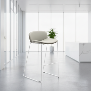 Tabouret empilable Libera 760 mm entièrement rembourré, design moderne et minimaliste, dossier solide, assise en tissu doux, base en bois blanc, base en traîne de renne - Product Image 6