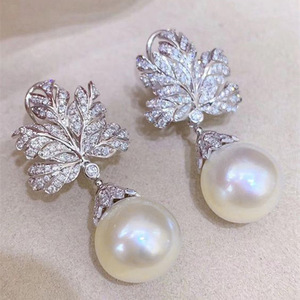Orecchini a Foglia con Perle e Cristalli per Donne, Eleganti Accessori Ispirati alla Natura per Uso Quotidiano - Product Image 3