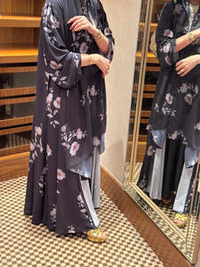 Robe longue modeste Leduo personnalisée, imprimé floral noir et rose, style ample, Abaya pour musulmanes - Product Image 2