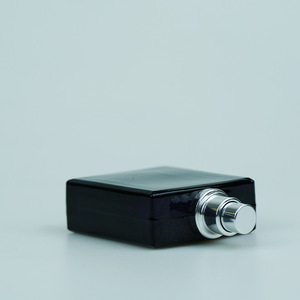 Flacon en verre à baïonnette carré, noir brillant, pour <span class=keywords><strong>parfum</strong></span>, vaporisateur fin, rechargeable, portable, <span class=keywords><strong>de</strong></span> haute qualité, pour <span class=keywords><strong>eau</strong></span> <span class=keywords><strong>de</strong></span> maquillage - Product Image 4