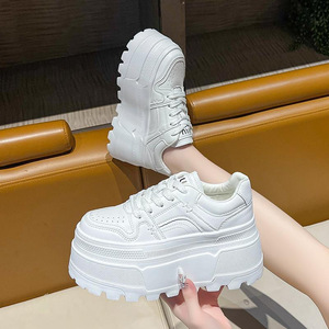 Baskets de sport décontractées pour femmes à plateforme de 8 cm, noires et blanches, confortables, à lacets, pour le skateboard et la course en extérieur - Product Image 4
