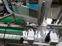Baterpak — etiqueteuse entièrement automatique, de bouteilles plates/carrées et en forme de forme spéciale