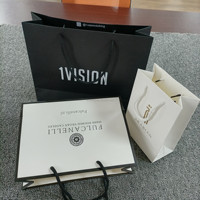Sacs cadeaux en carton écologiques réutilisables à faible MOQ avec impression UV personnalisée pour bougies et vêtements Guangdong