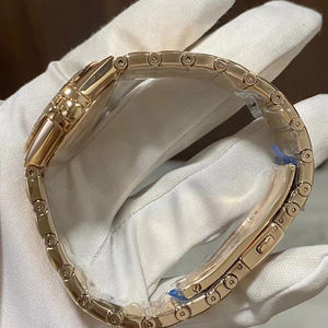 Su delicado cierre en forma de mariposa y su corona hexagonal con tornillo que se ajusta mejoran la resistencia al agua. Este es un reloj para mujer. - Product Image 4