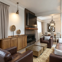 Ensemble de meubles classiques et modernes pour chambre d'hôtel, chambre d'hôtes, salon : tête de lit capitonnée, canapé, table basse, armoire pour projets