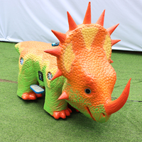 Trottinette électrique dinosaure Triceratops violette pour enfants, siège sécurisé pour la location en aire de jeux intérieure/extérieure