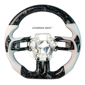 Volant de course en fibre de carbone forgée noire de haute qualité, cuir blanc, vente directe d'usine pour <span class=keywords><strong>Ford</strong></span> <span class=keywords><strong>Mustang</strong></span> 2015-2023 - Product Image 1