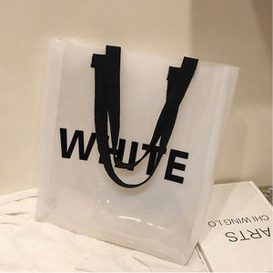 <span class=keywords><strong>Sac</strong></span> <span class=keywords><strong>de</strong></span> <span class=keywords><strong>plage</strong></span> d'été en plastique transparent imperméable <span class=keywords><strong>de</strong></span> couleur bonbon <span class=keywords><strong>Sac</strong></span> à main fourre-tout en PVC transparent pour femmes avec motif <span class=keywords><strong>de</strong></span> lettres - Product Image 3