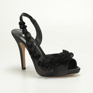 <span class=keywords><strong>Sandali</strong></span> Retrò da Sera in <span class=keywords><strong>Raso</strong></span> Nero con Rosa 3D, Punta Aperta, Plateau e Tacco a Spillo, Scarpe Eleganti e Glamour per Feste Romantiche - Product Image 1