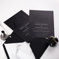 Invitations de mariage noires uniques avec monogramme imprimé UV, papier artistique et enveloppes estampées à chaud
