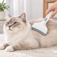 Peigne à poils pour animaux de compagnie avec bouton poussoir et dents incurvées en acier inoxydable pour chiens et chats