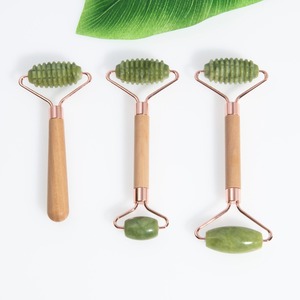 Rouleau de jade vert avec manche en bois pour soins de la peau Anti-âge Cool <span class=keywords><strong>Face</strong></span>/Neck/Body Massage Tool Luxury Facial Spa Equipment - Product Image 3