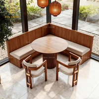 Silla de tela ecológica para restaurante y cafetería comercial Ron Group con estructura de madera, asientos curvos tipo booth y mesa redonda de madera.