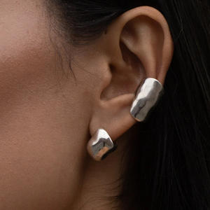 Pendientes de Clip de Oreja Discretos con Diseño de Hueso, Chapados en Oro de 18K PVD, de Acero Inoxidable, Resistentes al Agua para Mujer, E251810 - Product Image 2