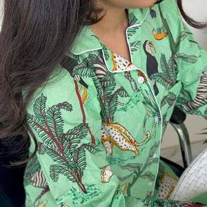 Bata de mujer verde con estampado animal, manga larga, cuello en V, cierre de botones, tiro medio, de algodón suave, para estar en casa, verano y otoño, ropa de dormir - Product Image 2