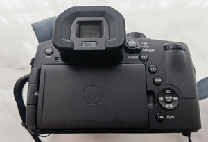กล้องดิจิตอล Leica Typ 114 สภาพ 99% พร้อมเลนส์ซูมระยะไกล 25-400 มม. ความละเอียด 20.9 ล้านพิกเซล บันทึกวิดีโอ 4k กล้องขนาดกะทัดรัดพร้อมแฟลชในตัว - Product Image 2