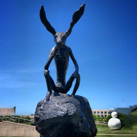 Statue de Lapin Penseur en Bronze sur un Rocher pour la Décoration de Jardin et Artistique