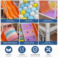 Équipement de jeu intérieur commercial pour enfants : structure blanche à trois niveaux, triple toboggan ondulé, piscine à balles, obstacles suspendus et filets de cordes