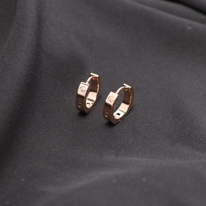 Moda Design di lusso Charm oro placcato oro 18K impermeabile in acciaio inox tondo Huggie cerchio orecchini gioielli per le donne regalo di nozze - Product Image 5