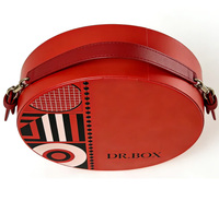 Boîte cadeau artisanale en papier couché gaufré rouge, avec couvercle rond motif Ciel et Terre, bord doré et insert en EVA, pour parfums et cosmétiques