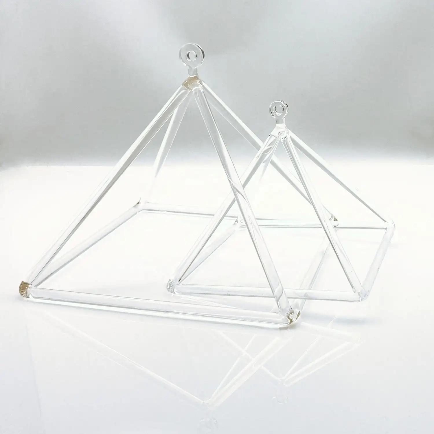 Toutes les tailles de pyramides chantantes en cristal de quartz avec maillet gratuit et triangle de quartz en cristal de corde