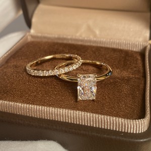 Anello Nuziale Classico Personalizzato <span class=keywords><strong>con</strong></span> Diamante Coltivato <span class=keywords><strong>in</strong></span> Laboratorio Taglio Radiant Certificato IGI 14k/18k <span class=keywords><strong>Oro</strong></span> D/E/F/VVS VS VVS e <span class=keywords><strong>Pietre</strong></span> Laterali Incastonate - Product Image 1