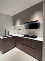 Meubles de cuisine modernes minimalistes en mélamine bois foncé avec éclairage LED intégré, ensemble de meubles de luxe sans poignées sur mesure