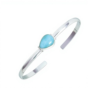 Bracelet manchette en argent 925 plaqué or avec breloque goutte d'eau sertie clos, bijou minimaliste pour femme, idéal au quotidien - Product Image 3