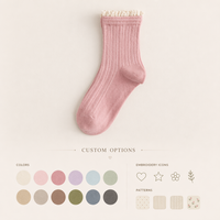 Chaussettes ras du cou pour femmes avec logo personnalisé disponible en gros, bordure à volants, en coton doux tricoté et respirant pour usage quotidien