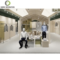 Aménagement de magasin de vêtements de sport, décoration complète du magasin, design intérieur épuré, mobilier de magasin de vêtements, vitrine, étagère murale
