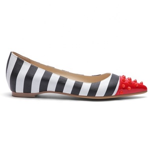 รองเท้าส้นเตี้ยแบบสวม ดีไซน์ล่าสุดสำหรับผู้หญิง หัวแหลม ลายทางขาวดำ ประดับหมุดและหมุดโลหะ เหมาะสำหรับใส่ทำงาน ออกเดท หรือใส่ในโอกาสต่างๆ - Product Image 4