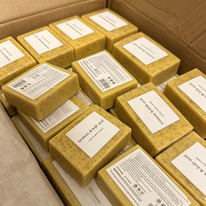 สบู่ขมิ้นผสมโคจิกแอซิด แบรนด์ส่วนตัว สำหรับแก้ไขจุดด่างดำ บำรุงผิว ลดรอยดำจากฝ้า กระ จุดด่างดำ ขายส่ง - Product Image 4