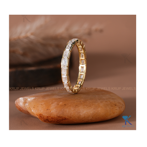 Anillo de Oro de 10K con Doble Hilera de Diamantes en Forma de Chevron, Anillo Apilable Atemporal con Piedras Brillantes, Elegante Anillo de Boda para Mujer - Product Image 4