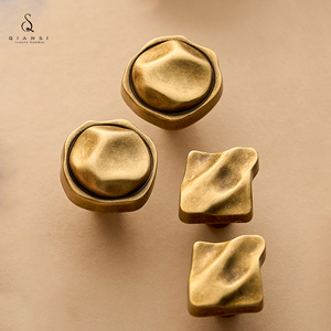 Maniglia Vintage Rotonda in Ottone Anticato Qiansi HK0574 per Armadi, Cassetti, Porte di Cucina, Camera da Letto e Bagno - Product Image 1