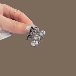 Pinza de Pelo Retro con Mariposa y Perlas de Aleación, Diseño Exclusivo para Mujer, Elegante, de Alta Gama, Nuevo Estilo 2025 - Product Image 3