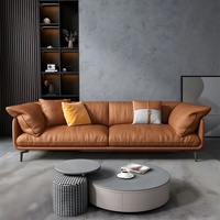 Canapé sectionnel moderne en cuir PU beige à trois places avec pieds en bois, résistant à l'usure et aux taches, idéal pour salon de villa