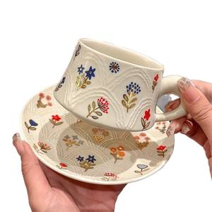 Ensemble de tasses à <span class=keywords><strong>café</strong></span> en céramique durable avec incrustation dorée florale et texture en relief pour le service de boissons dans les cafés et les restaurants - Product Image 5