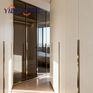 <span class=keywords><strong>Armoire</strong></span> de chambre principale moderne et luxueuse YIERHOME |   Portes en contreplaqué avec cadre en aluminium doré sur mesure, pliables et assemblées du sol au plafond - Product Image 4