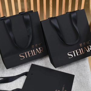 Borsa di imballaggio di carta verde di lusso con lamina d'oro Logo completo stampa accessori personalizzati a basso costo nastro per felpe e vestiti - Product Image 6