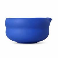 Ensemble de bols à matcha en céramique bleu Klein mat personnalisé avec bec verseur, Chawan japonais OEM avec bec verseur et support assorti pour fouet à matcha