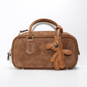 Bolso Hobo de Cuero con Colgante de Osito, Hecho a Mano con Cuero Genuino - Product Image 5