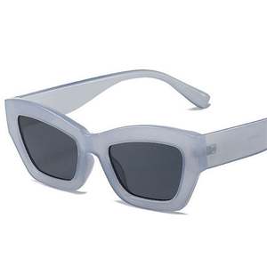 Gafas de Sol Cuadradas Azul Grisáceo de Moda al por Mayor, Gafas de Sol Estilo Ojo de Gato Color Jelly para Mujer - Product Image 1