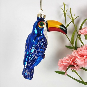 Ornamento dell'albero di natale di tucano in vetro dipinto realizzato in fabbrica - Product Image 1