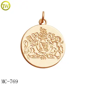 Custom designer jewelry stamped logo tags round shape gold letter metal charms pendants for necklace