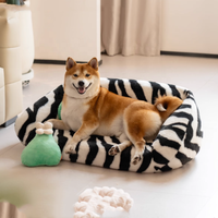 Canapé de luxe personnalisé pour animaux de compagnie Nouveau design Lit souple et imperméable en fausse fourrure pour petits et moyens animaux de compagnie Lit amovible pour chat et chien Emballage en carton