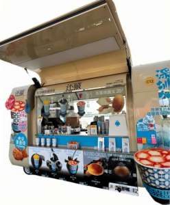 Fourgon aménagé d'occasion bien entretenu avec toit surélevé, réservoir d'eau et système électrique pour conversion en camion <span class=keywords><strong>de</strong></span> <span class=keywords><strong>restauration</strong></span> rapide et <span class=keywords><strong>de</strong></span> bonbons - Product Image 3