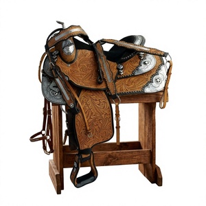 BS International NA81 Silla de montar de carreras de caballos de cuero genuino grabada a mano con diseño, brida inglesa, estructura de madera y herrajes de acero inoxidable SUS304 - Product Image 1